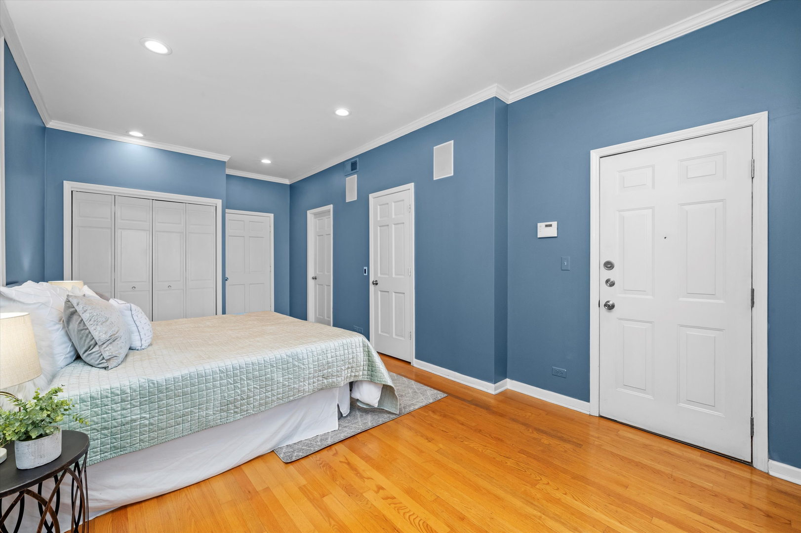 734 W BRIAR Place Unit: 3