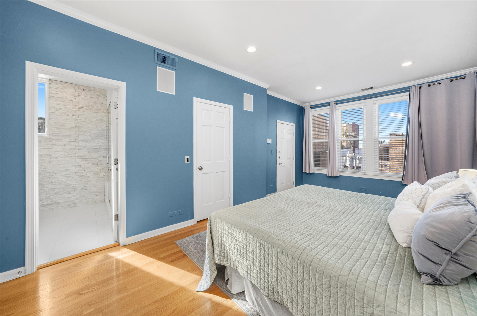 734 W BRIAR Place Unit: 3