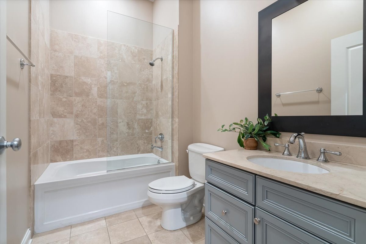 1815 N MILWAUKEE Avenue Unit: 402