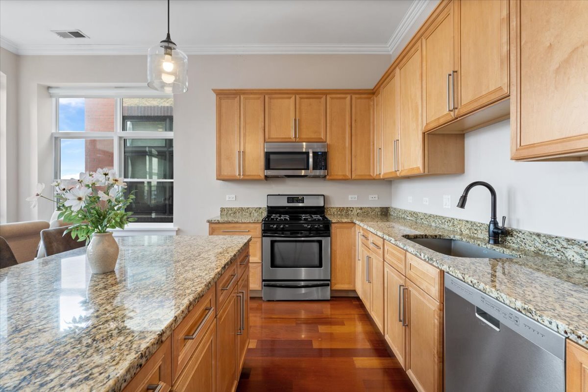 1815 N MILWAUKEE Avenue Unit: 402