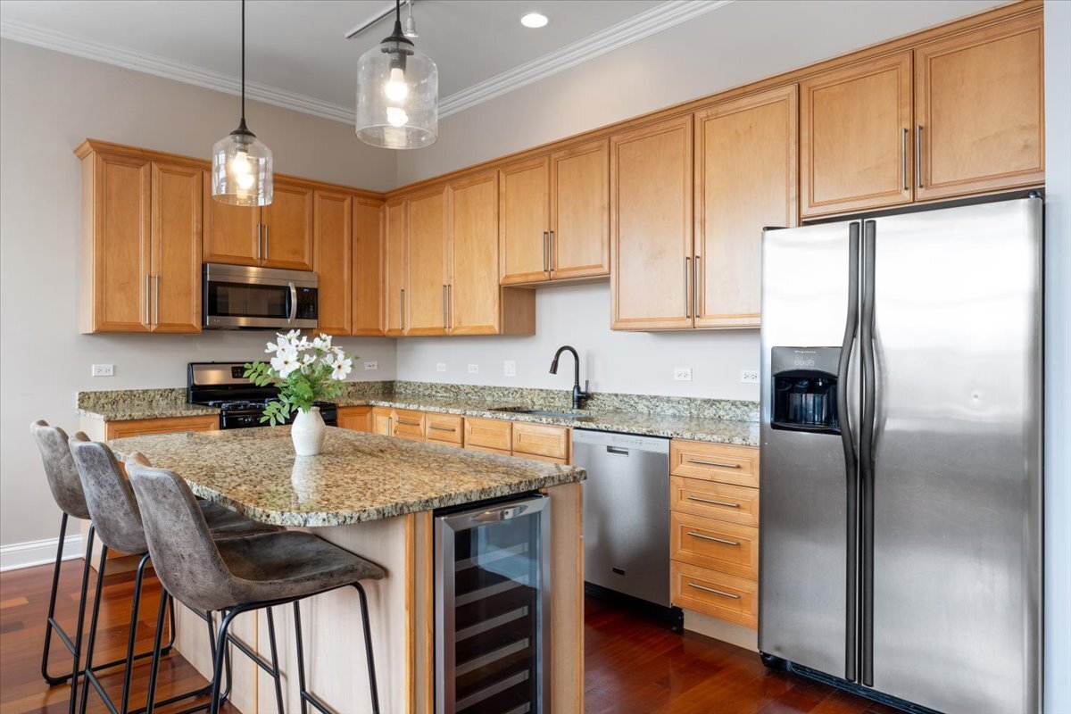 1815 N MILWAUKEE Avenue Unit: 402