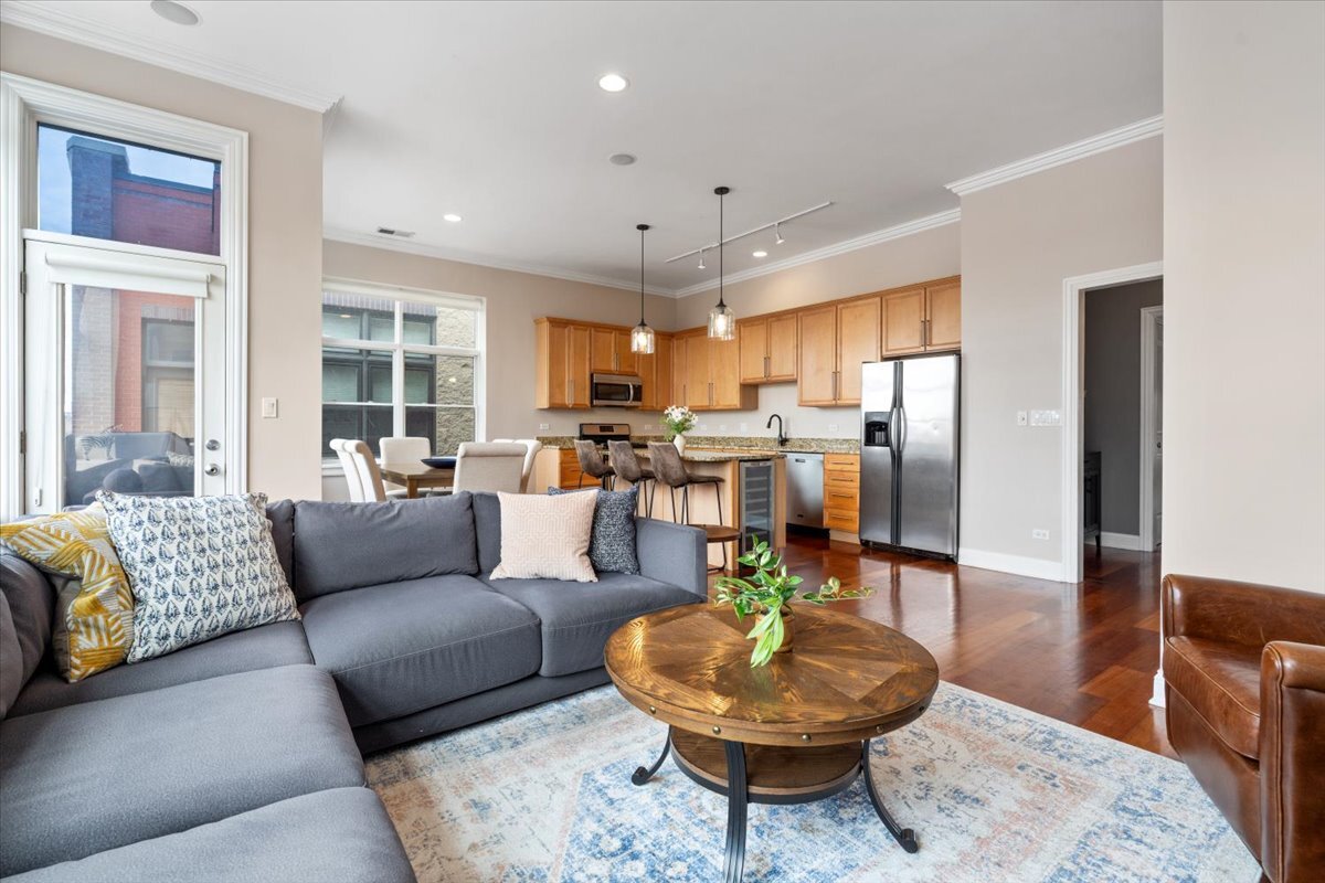 1815 N MILWAUKEE Avenue Unit: 402