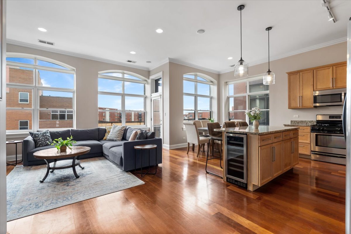 1815 N MILWAUKEE Avenue Unit: 402