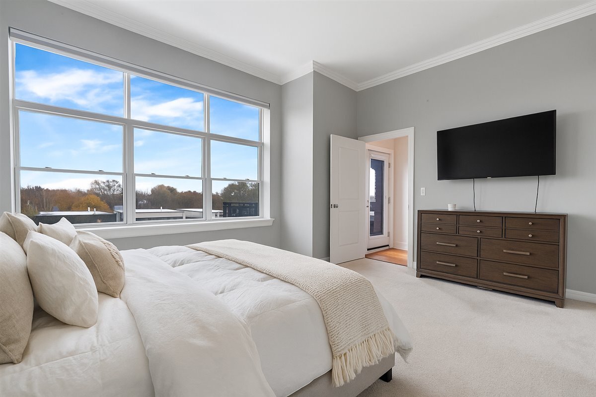 1815 N MILWAUKEE Avenue Unit: 402