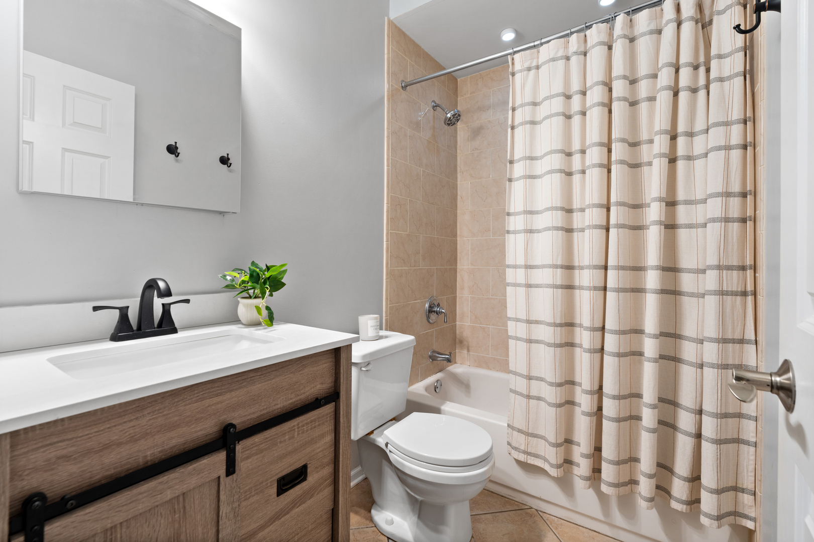 1716 N Talman Avenue Unit: 1N