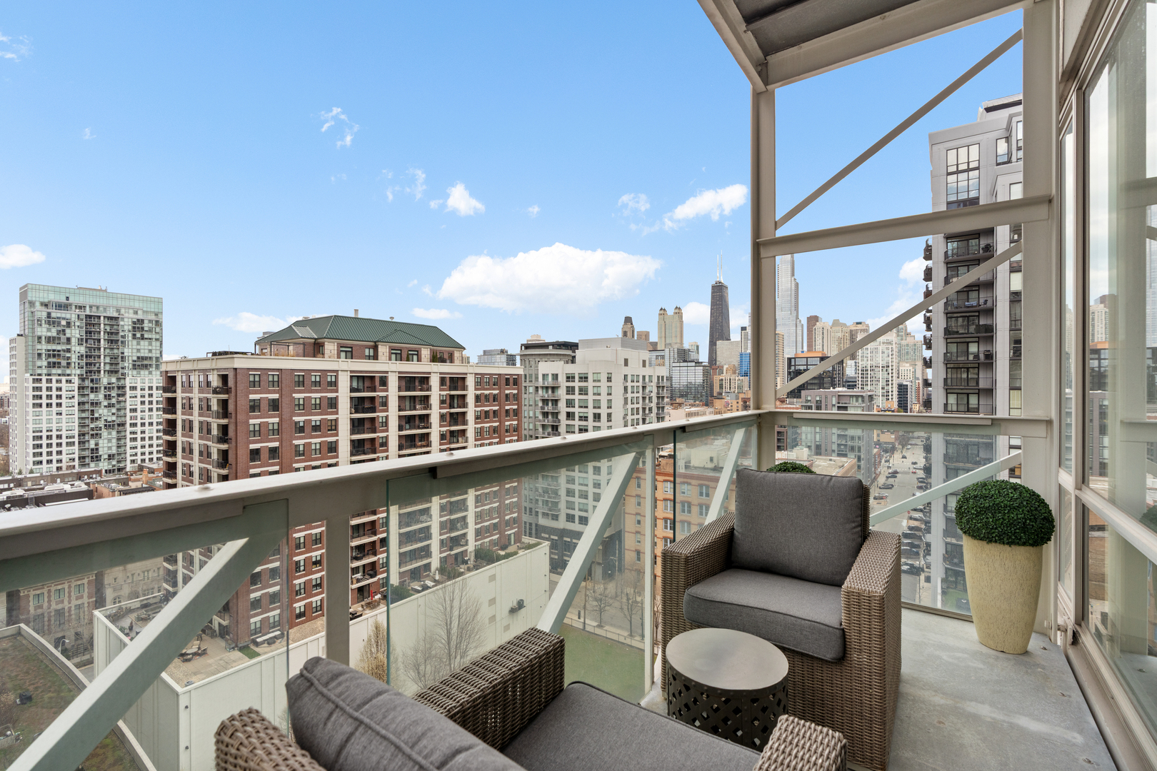653 N Kingsbury Street Unit: 1405