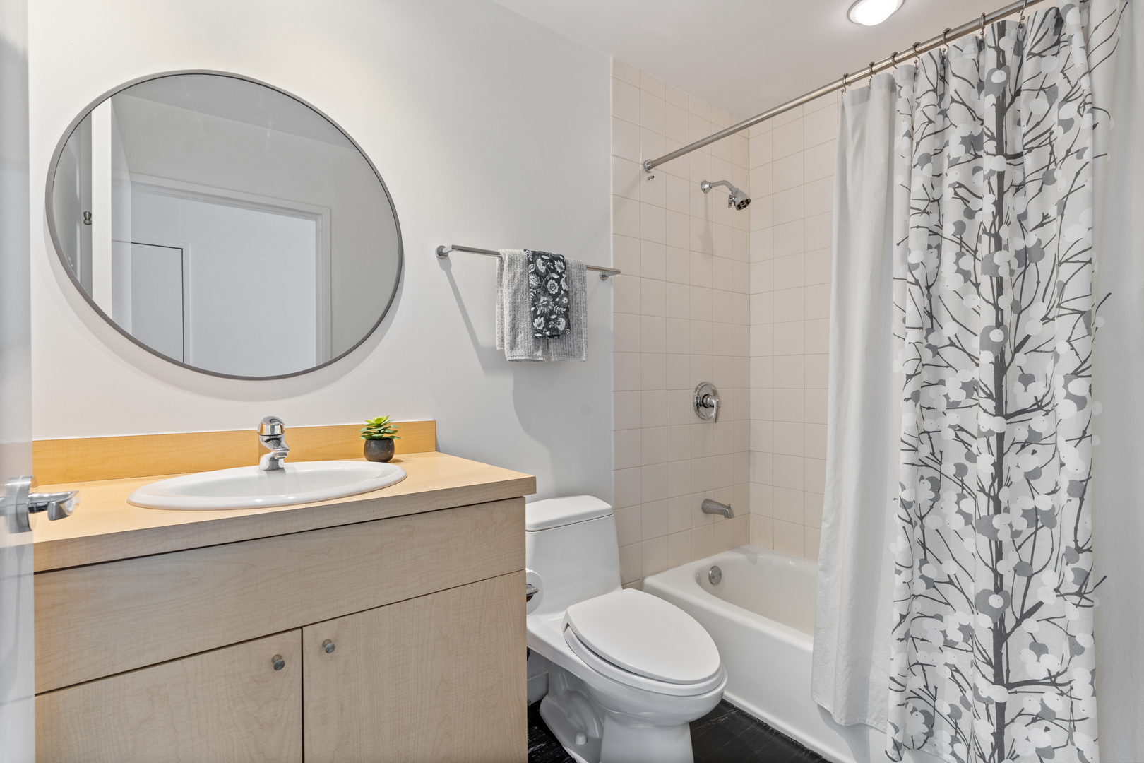 653 N Kingsbury Street Unit: 1405