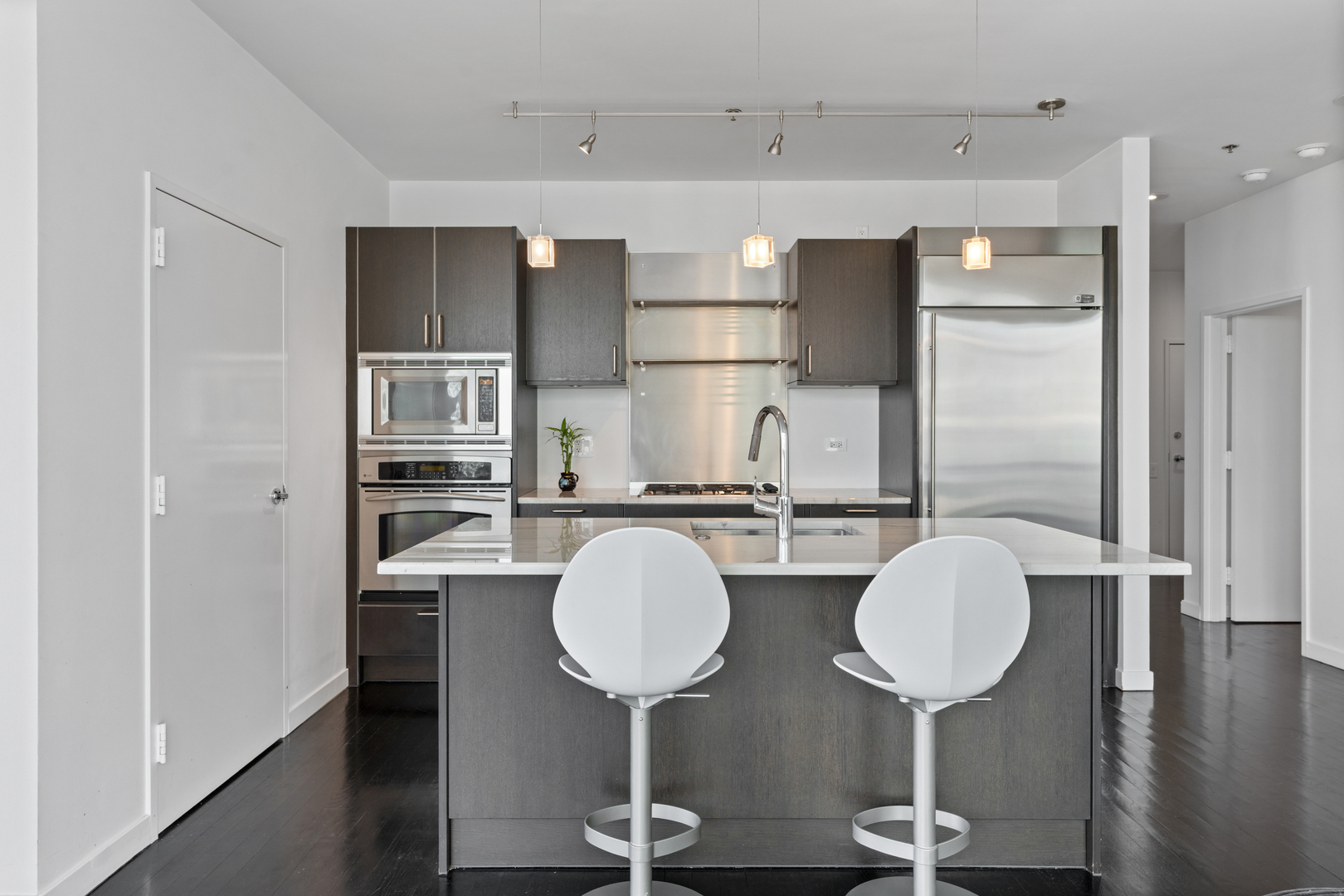 653 N Kingsbury Street Unit: 1405