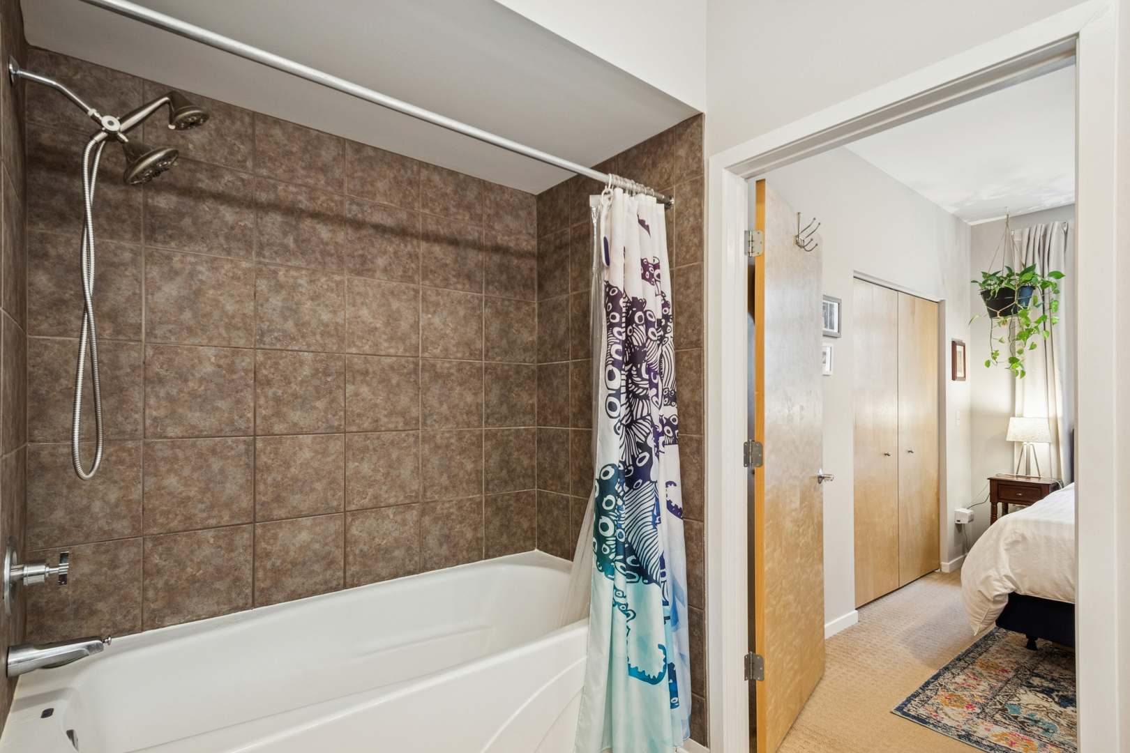 2923 N CLYBOURN Avenue Unit: 403