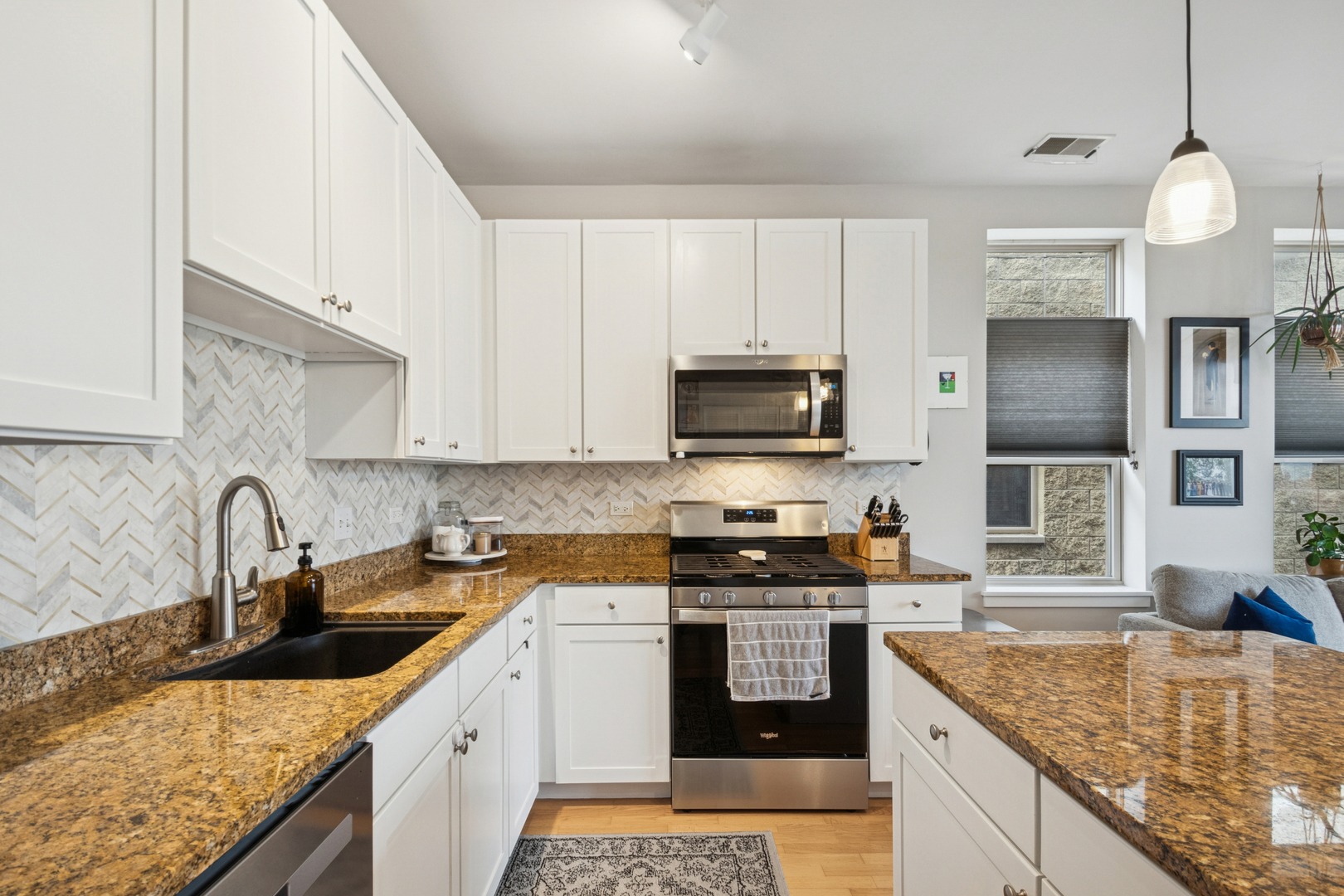 2923 N CLYBOURN Avenue Unit: 403