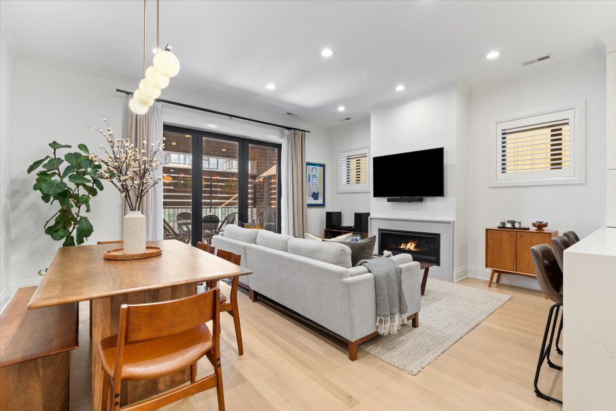 2727 N Kenmore Avenue Unit: 3