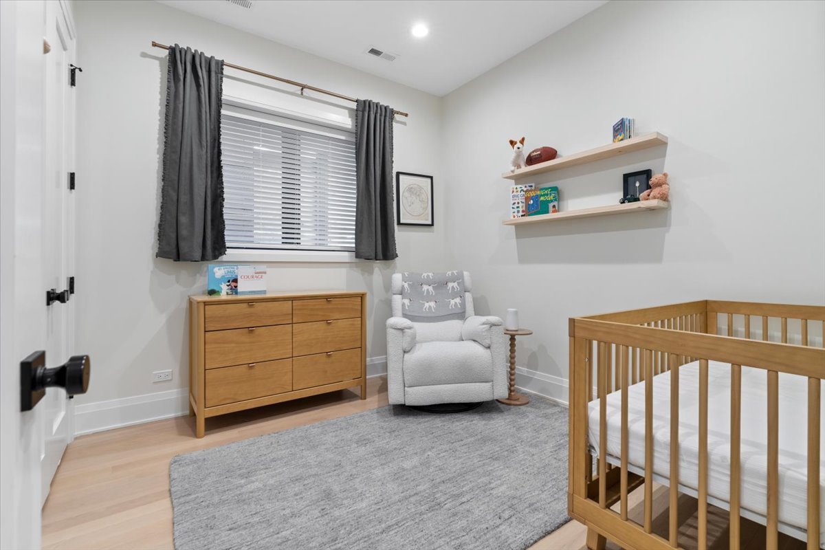 2727 N Kenmore Avenue Unit: 3