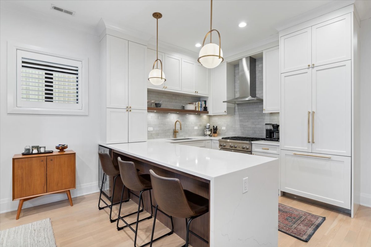 2727 N Kenmore Avenue Unit: 3