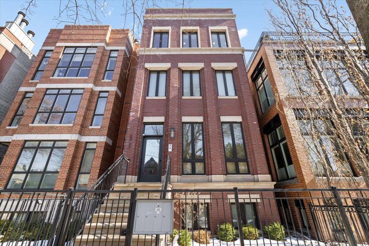 2727 N Kenmore Avenue Unit: 3
