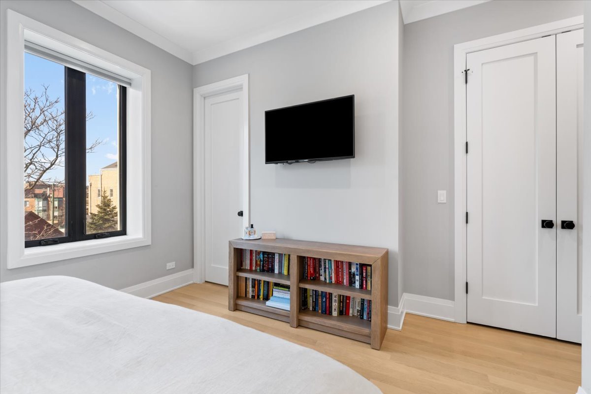 2727 N Kenmore Avenue Unit: 3