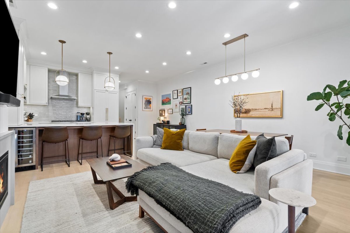 2727 N Kenmore Avenue Unit: 3