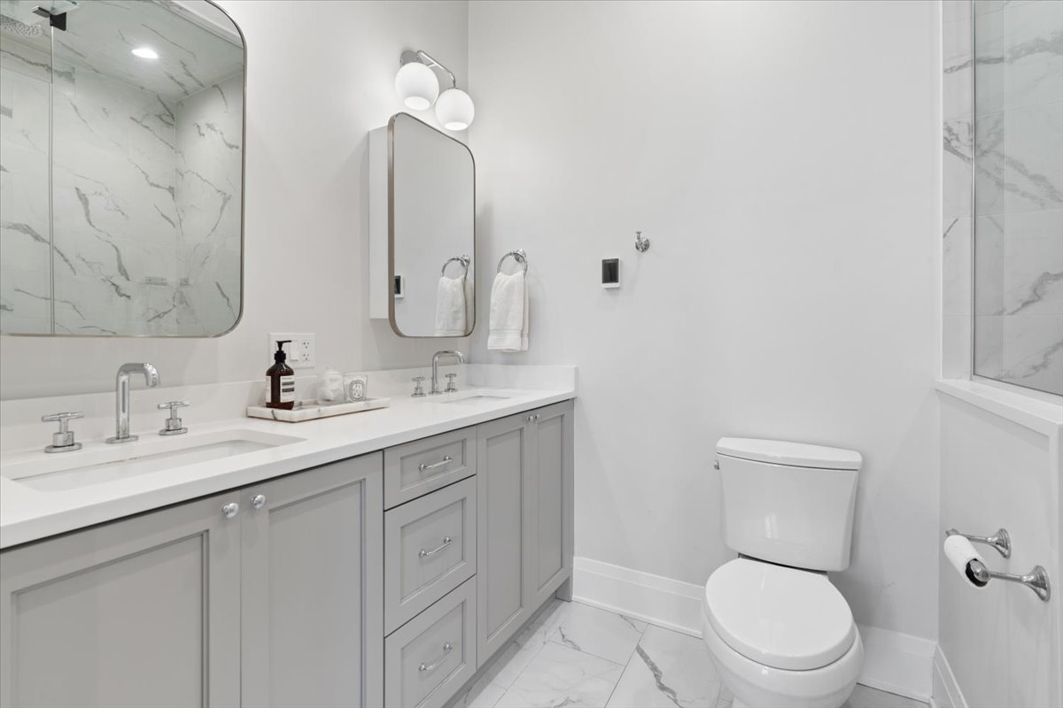 2727 N Kenmore Avenue Unit: 3