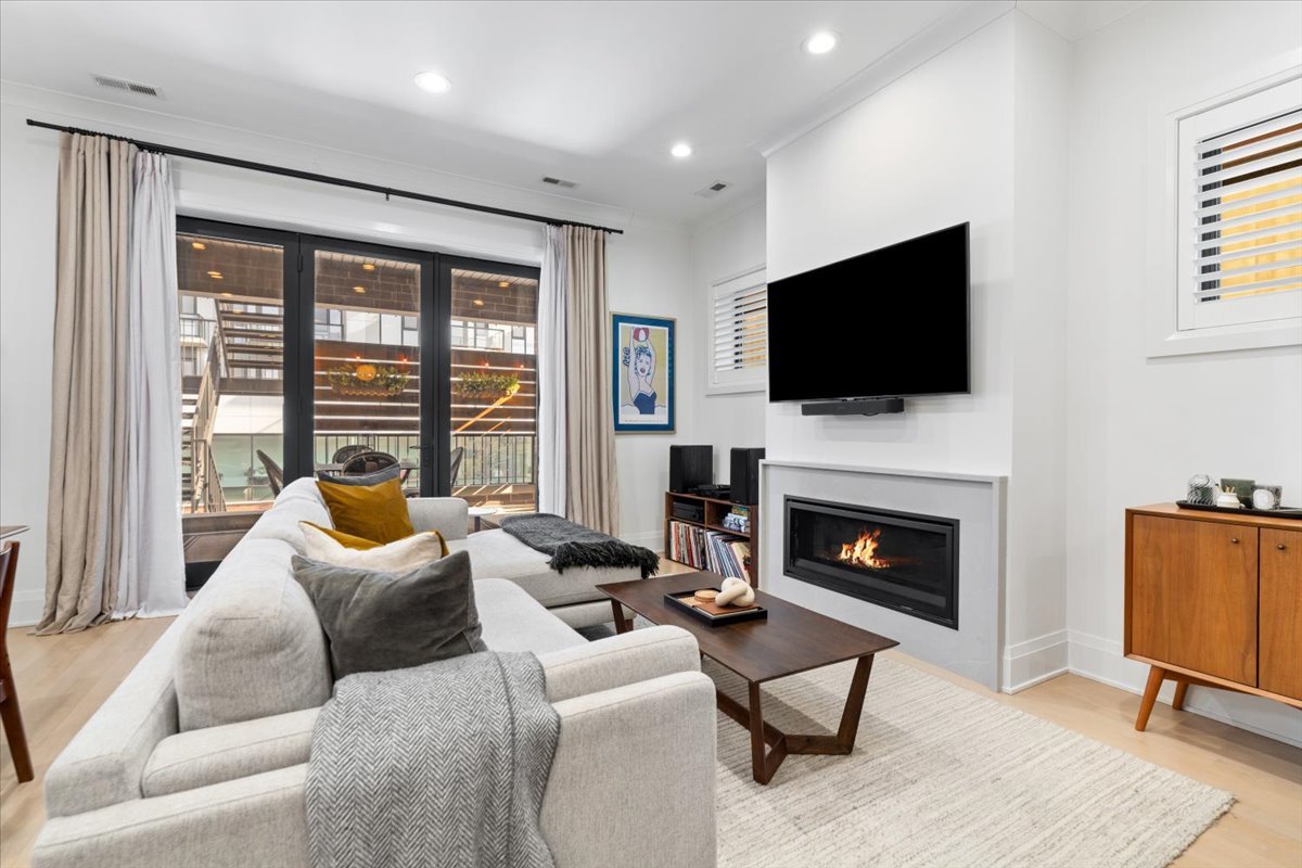 2727 N Kenmore Avenue Unit: 3