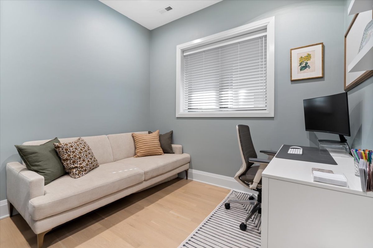 2727 N Kenmore Avenue Unit: 3