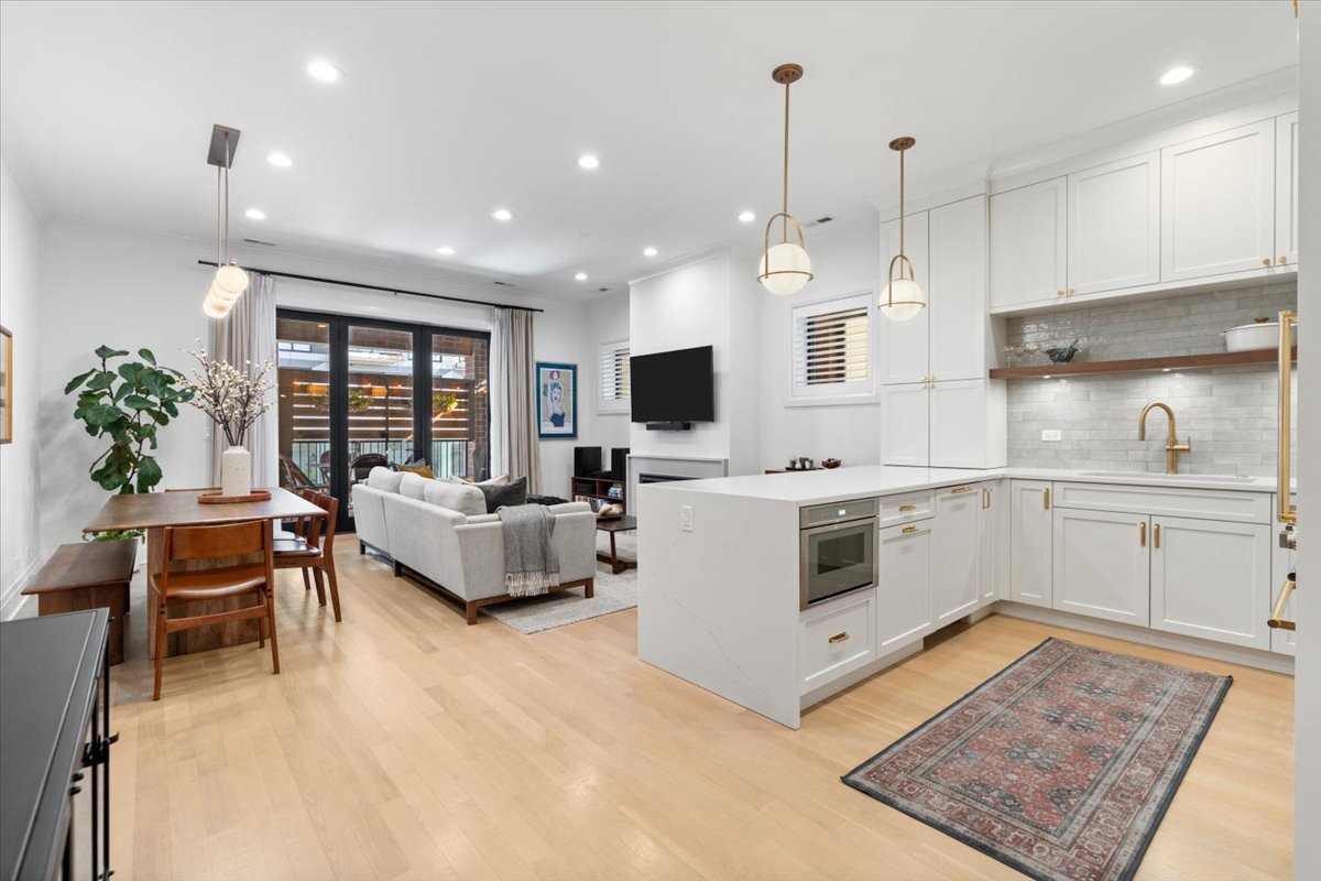 2727 N Kenmore Avenue Unit: 3