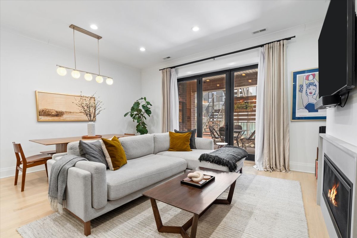 2727 N Kenmore Avenue Unit: 3