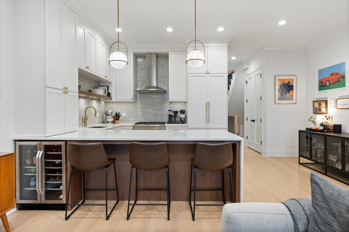 2727 N Kenmore Avenue Unit: 3