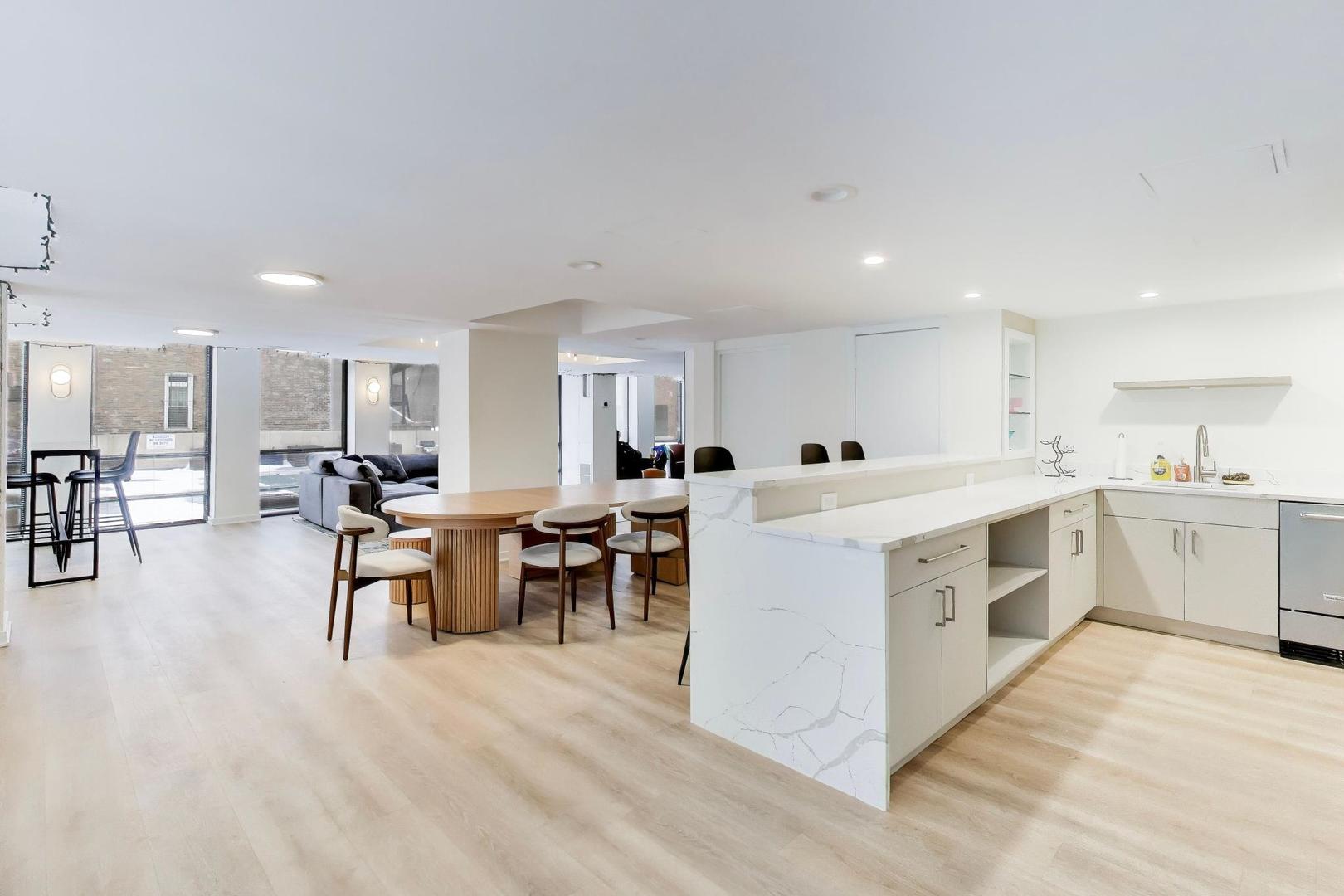 1660 N La Salle Drive Unit: 2502