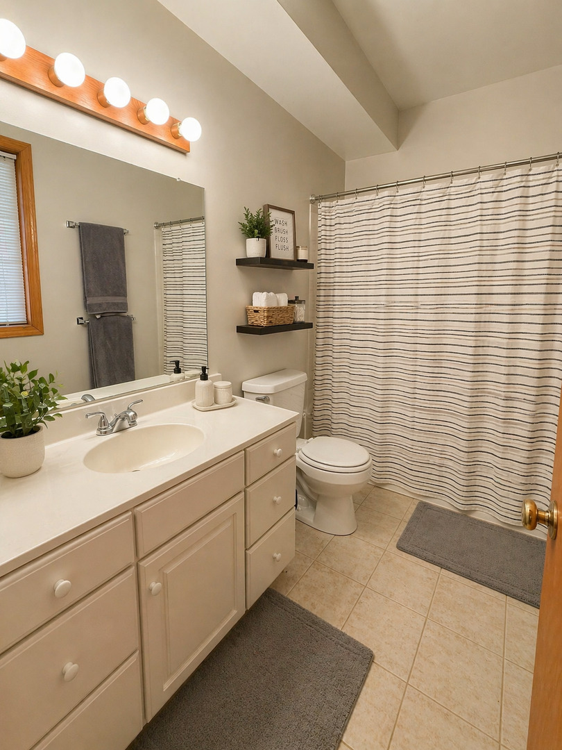 1463 N Leavitt Street Unit: 1