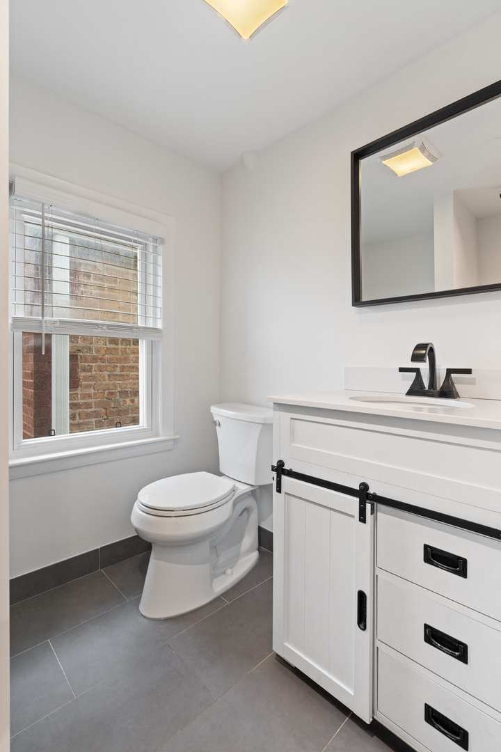 6041 W Gunnison Street