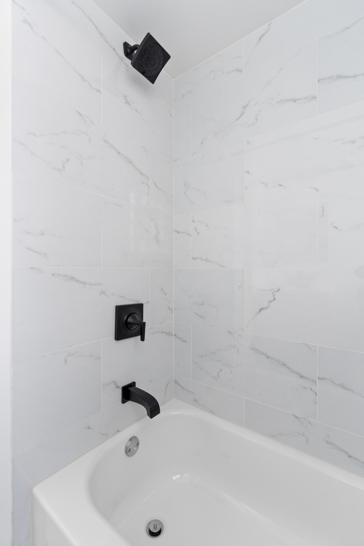 6041 W Gunnison Street