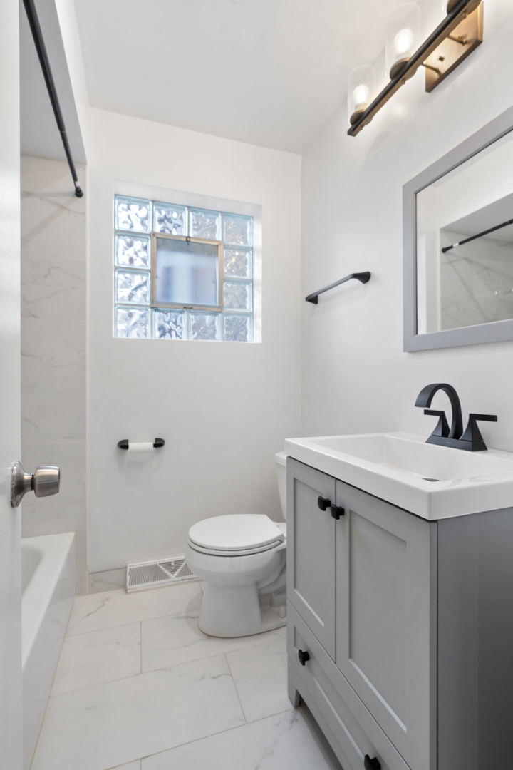 6041 W Gunnison Street