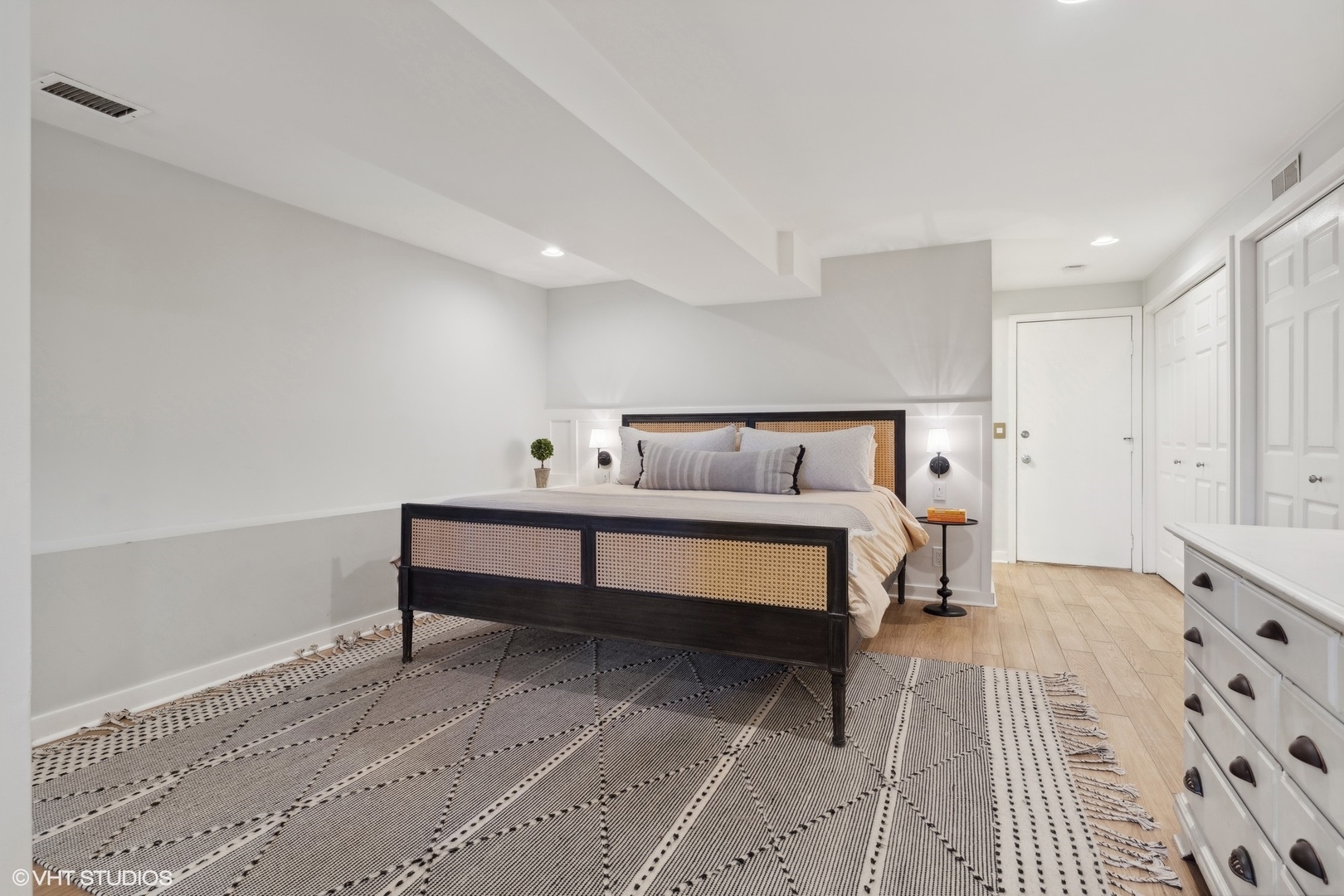 2343 N JANSSEN Avenue Unit: 1