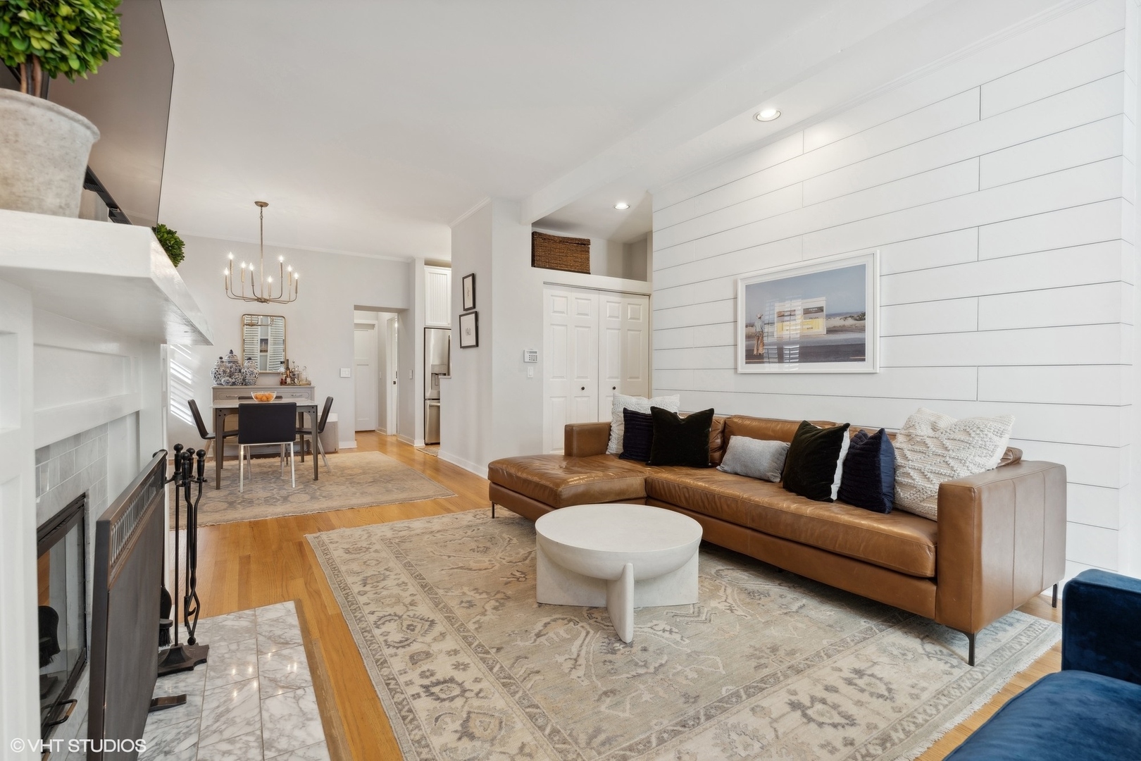 2343 N JANSSEN Avenue Unit: 1