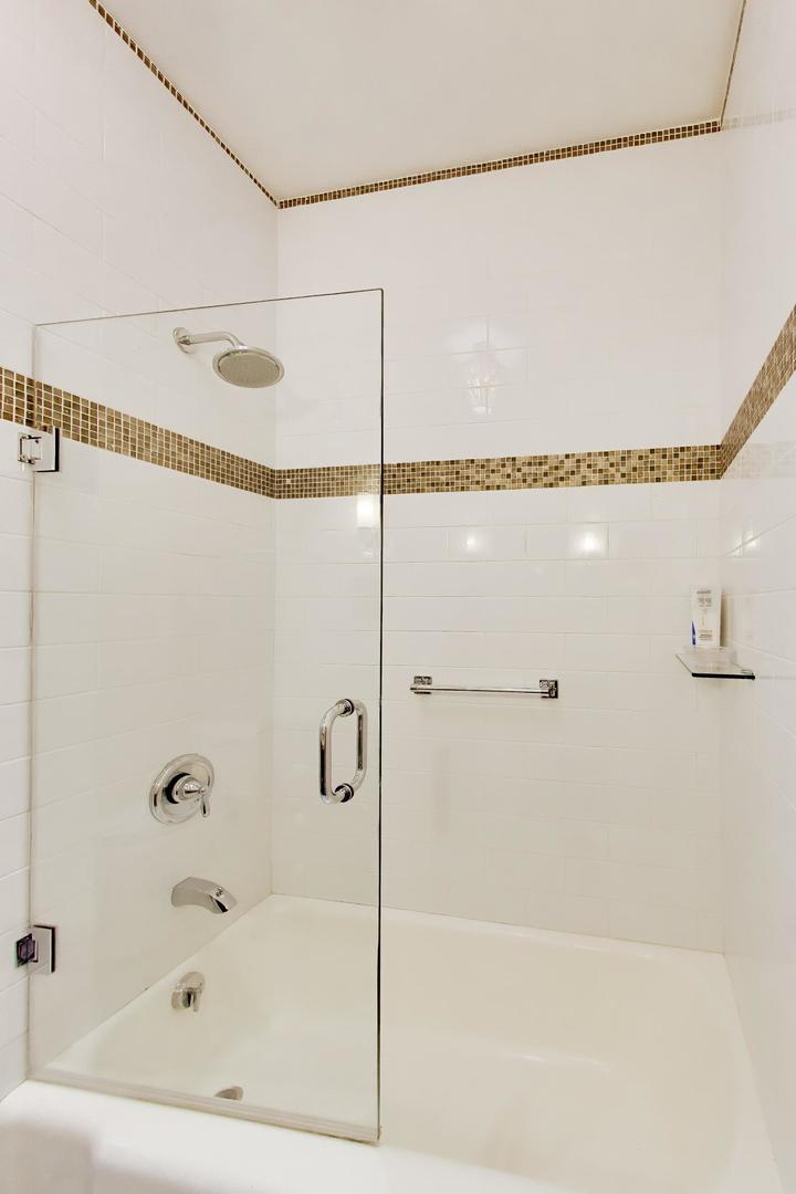 1324 W Albion Avenue Unit: 1E