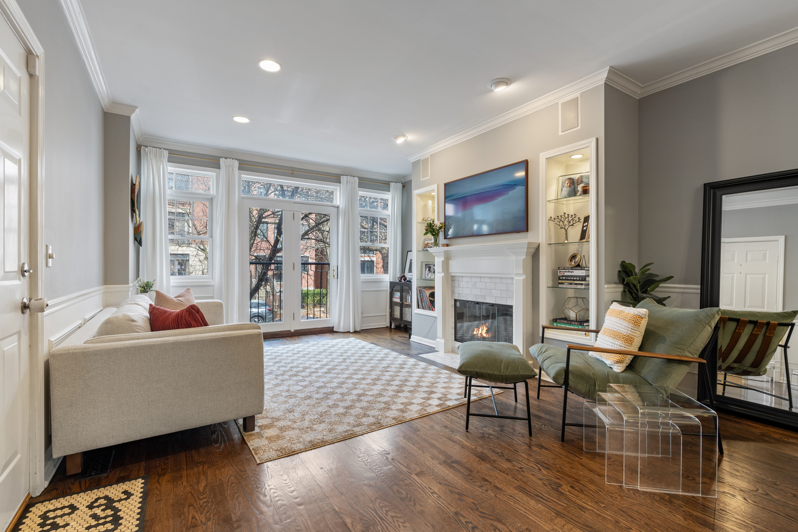 853 W Roscoe Street Unit: 1