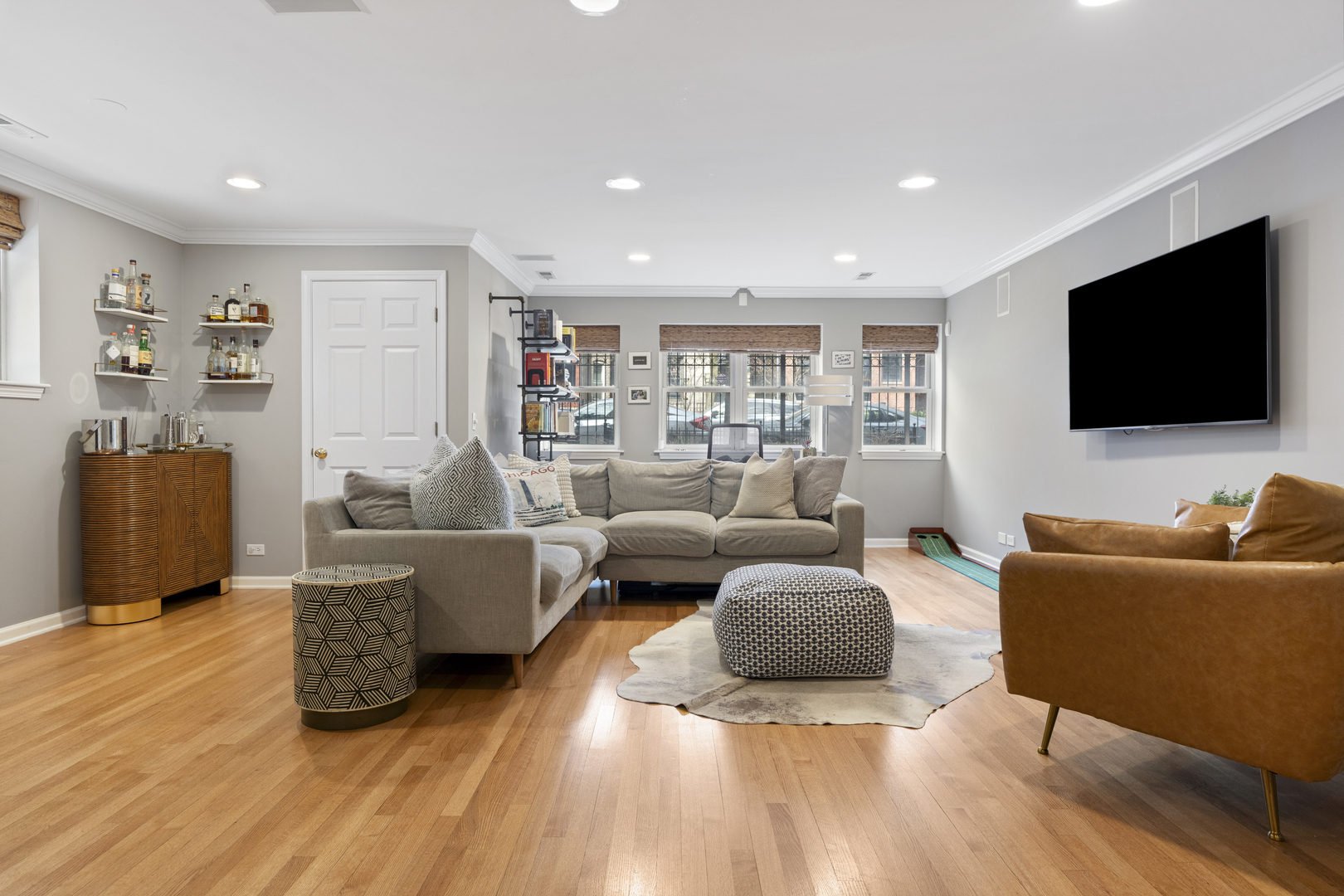853 W Roscoe Street Unit: 1