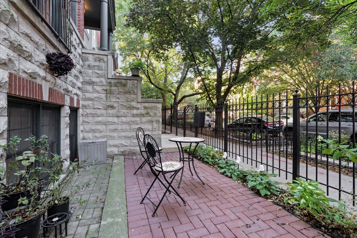 853 W Roscoe Street Unit: 1