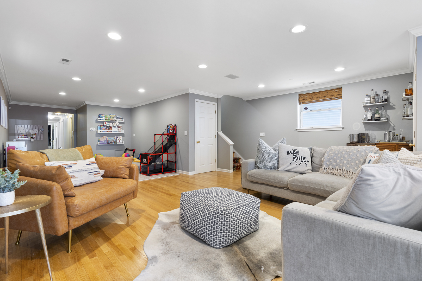 853 W Roscoe Street Unit: 1