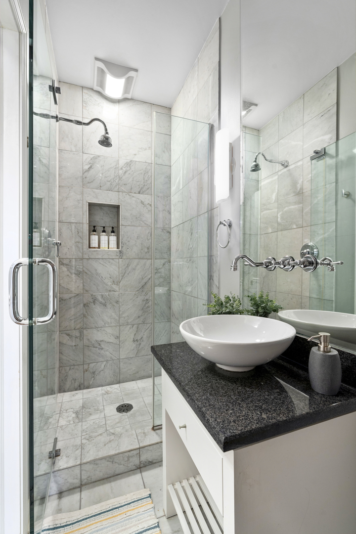 853 W Roscoe Street Unit: 1
