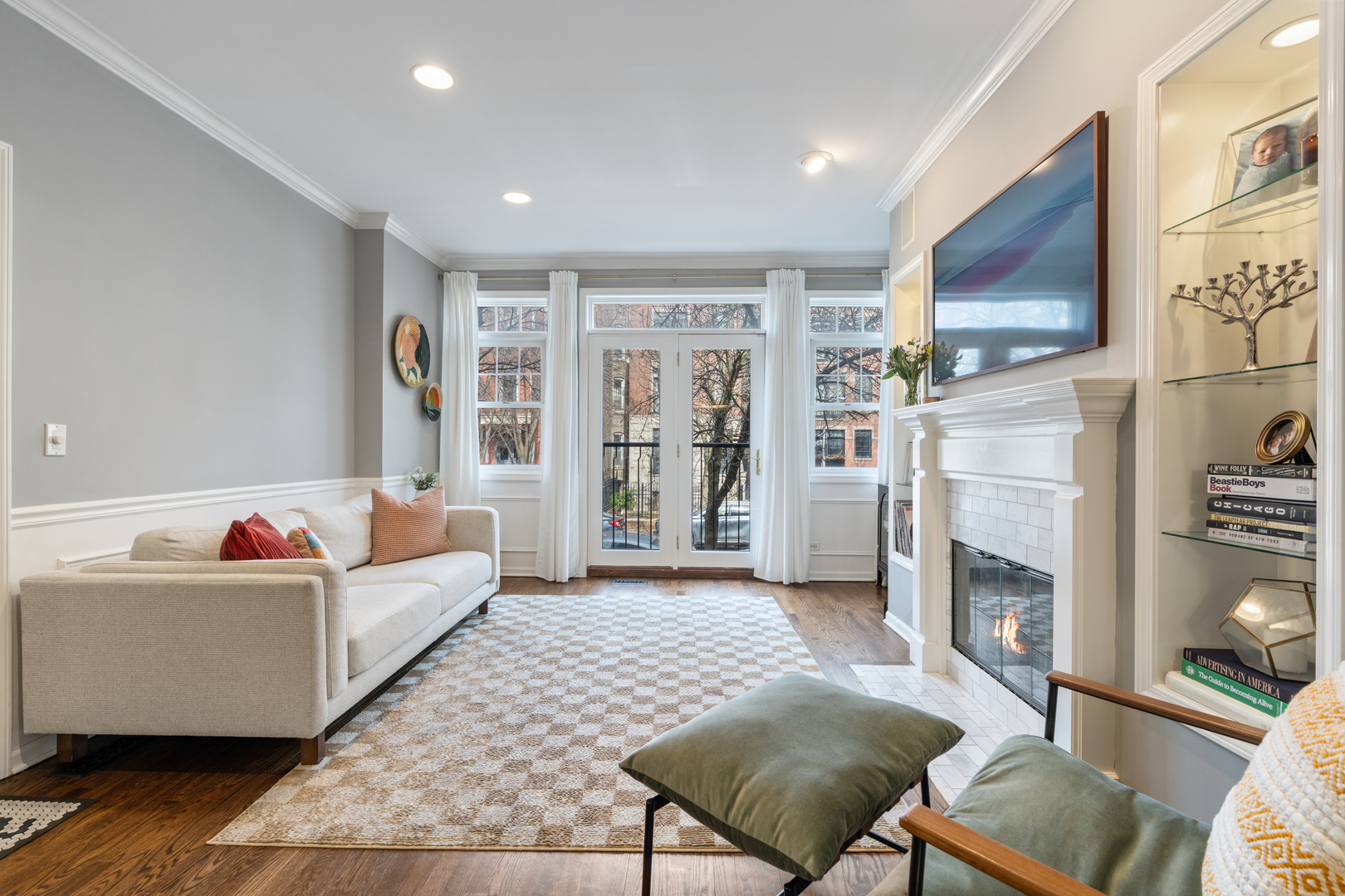 853 W Roscoe Street Unit: 1