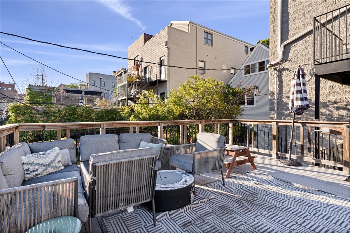 853 W Roscoe Street Unit: 1