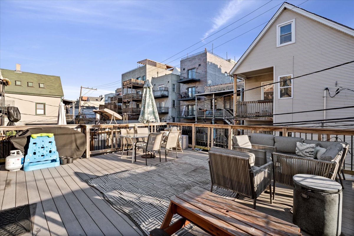 853 W Roscoe Street Unit: 1
