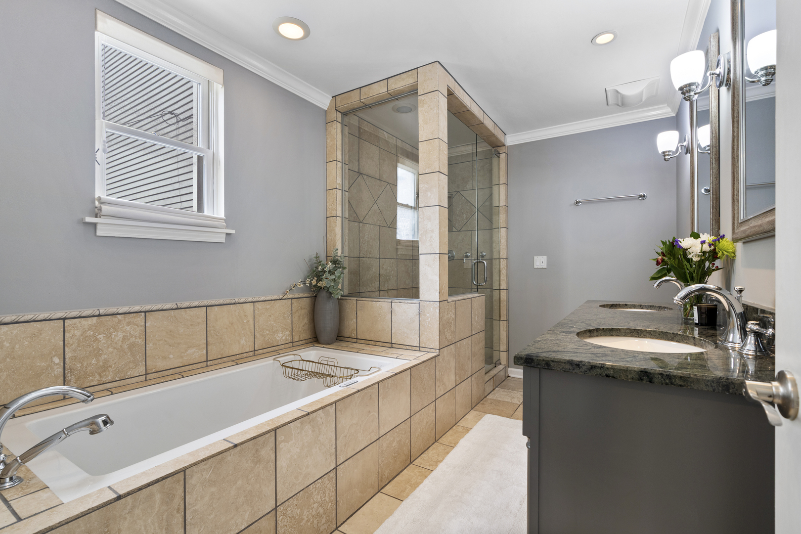 853 W Roscoe Street Unit: 1