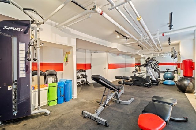 433 W Briar Place Unit: 6B