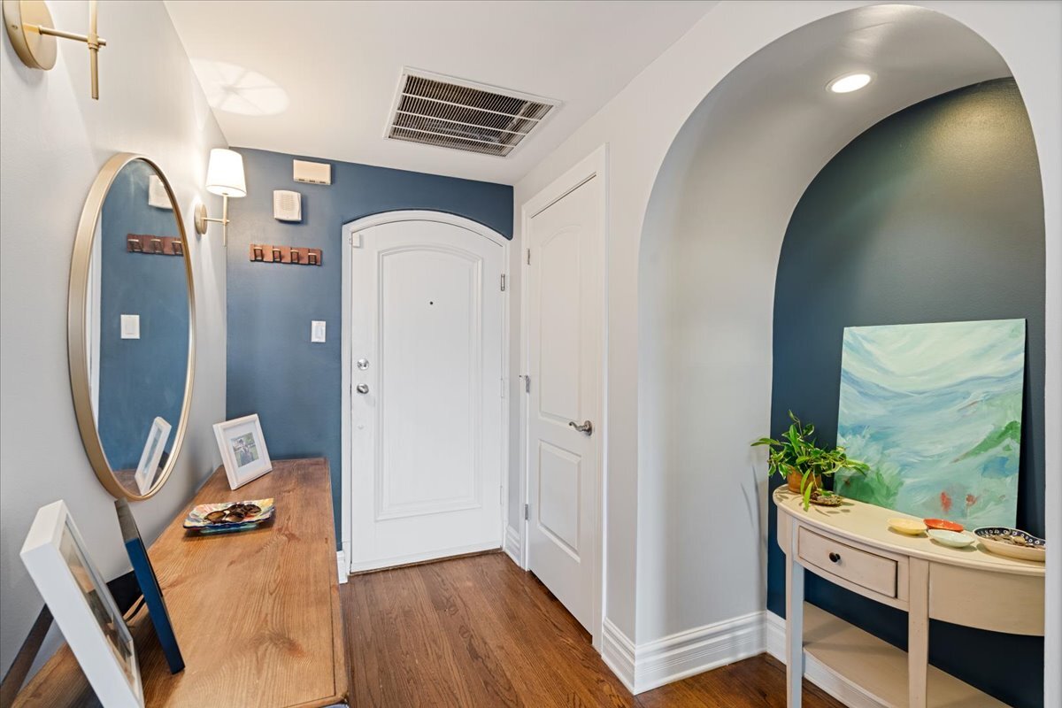 433 W Briar Place Unit: 6B