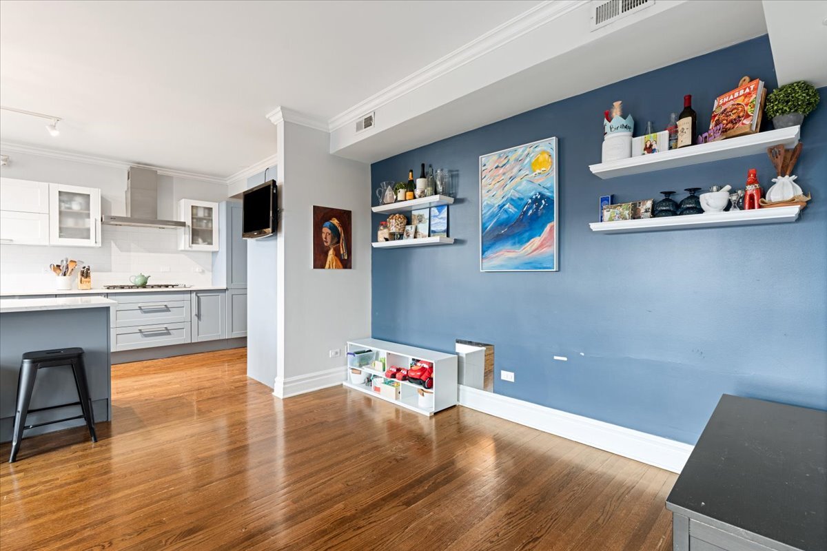 433 W Briar Place Unit: 6B