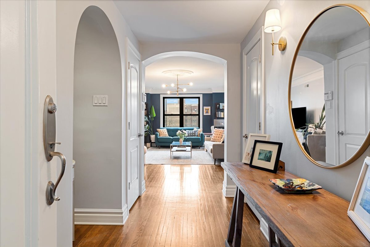 433 W Briar Place Unit: 6B