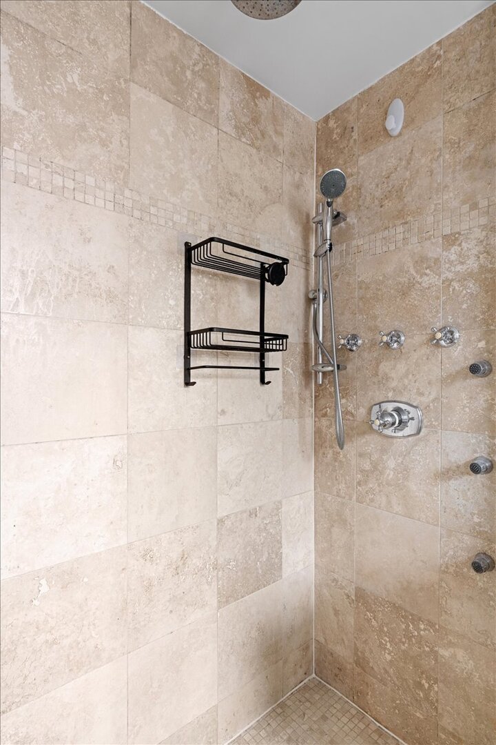 433 W Briar Place Unit: 6B