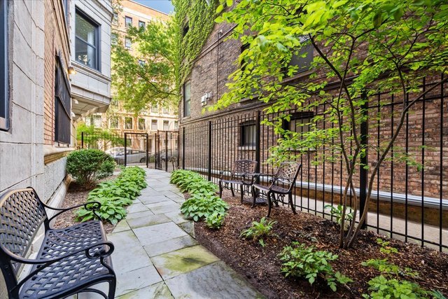 433 W Briar Place Unit: 6B