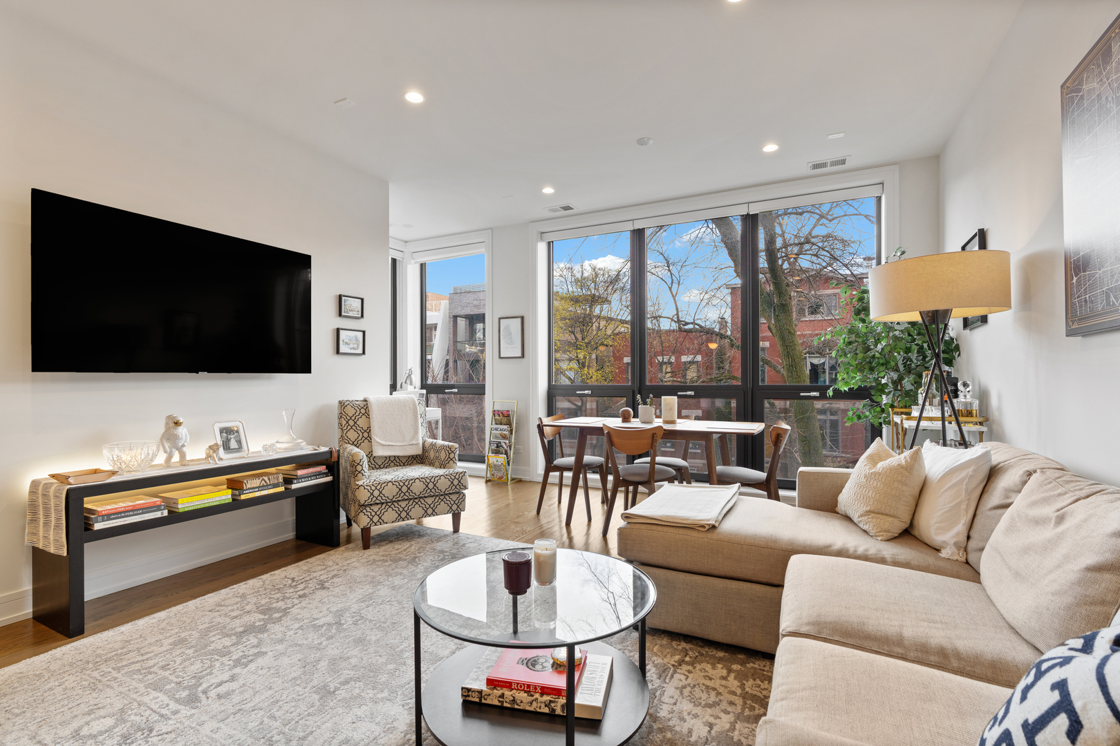 944 N Winchester Avenue Unit: 2